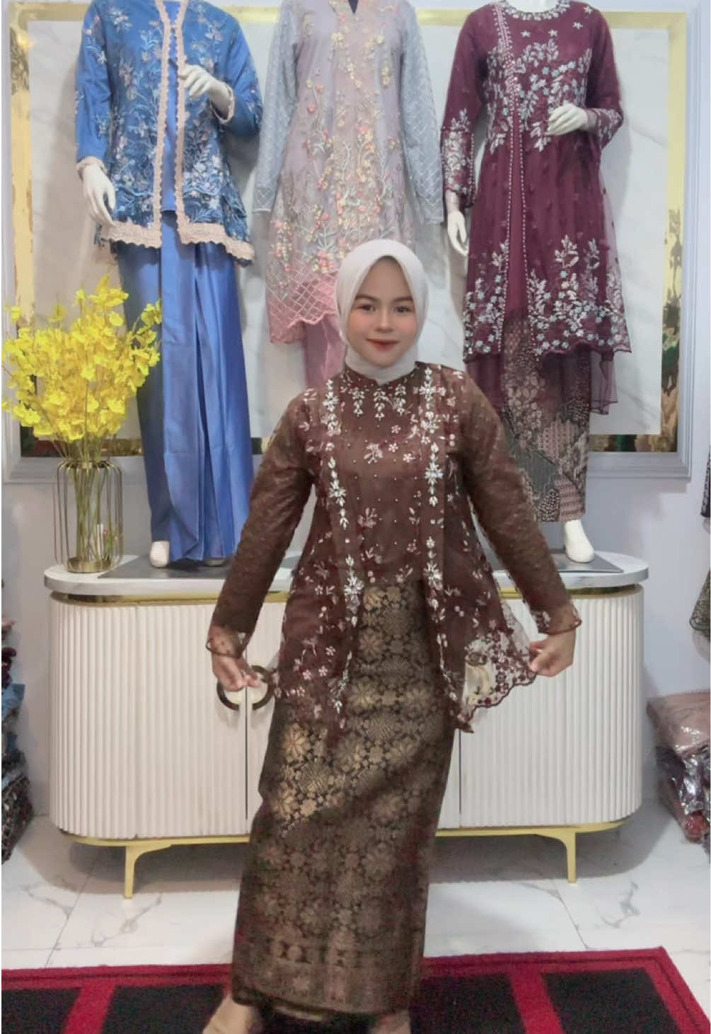 mahogandinya ni say di kerkun ya❤️‍🔥#kebayamodern #seragamankeluarga #kebayawisuda #kondanganoutfit 
