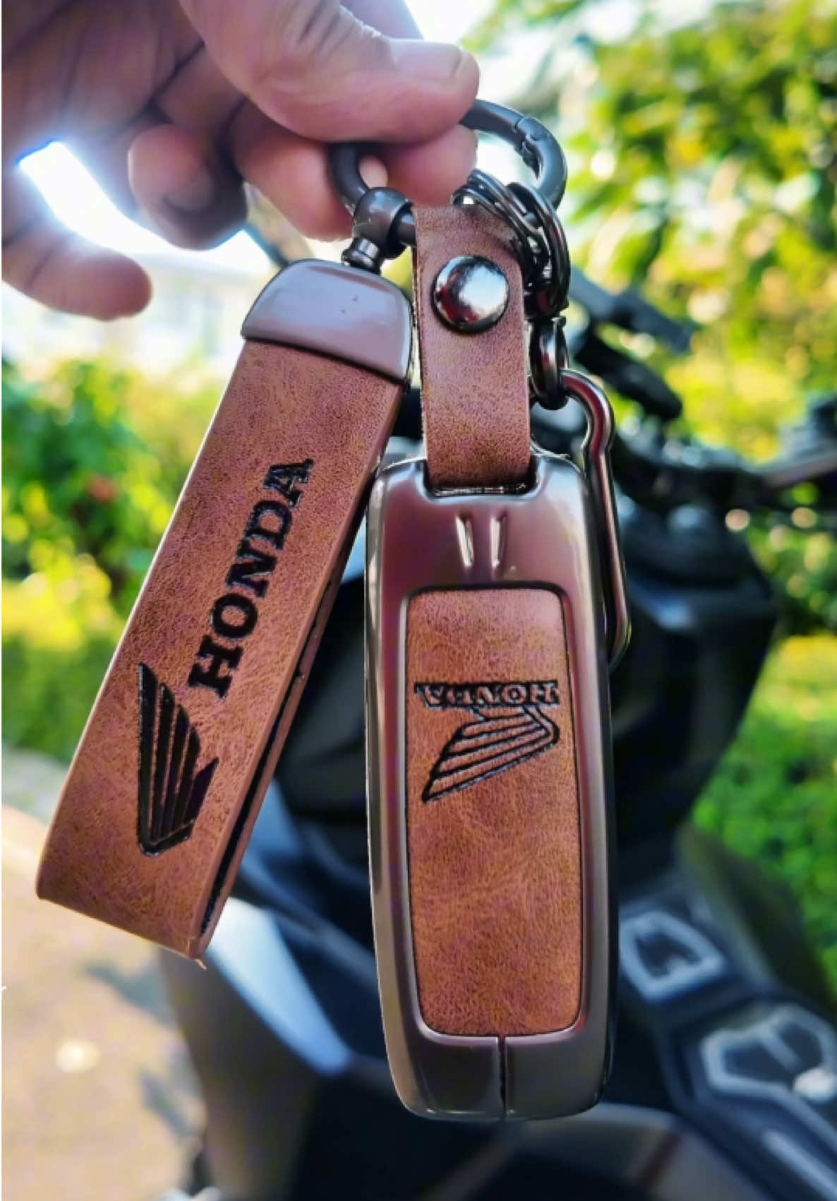 Premium Quality na Remote key cover para sa mga motor nyo? Ay eto ang hinahanap mo lodi! Siguradong sulit ka dito at naka-SALE din ito ngayon ha? #keycover #motorcycleaccessories #hondamotorcycles #motorcycles 