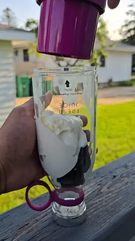 Cookies and cream on the go 🍪🍦 blend it anywhere with this portable mini blender #CookiesAndCream #PortableBlender #SmoothieVibes #blendanywhere 