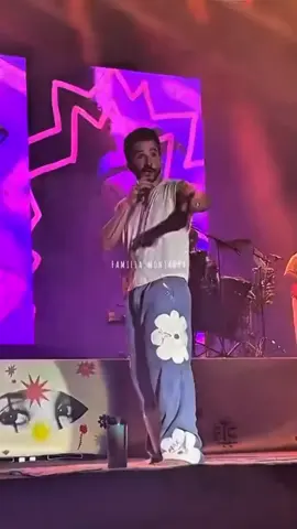 Camilo interpretando 