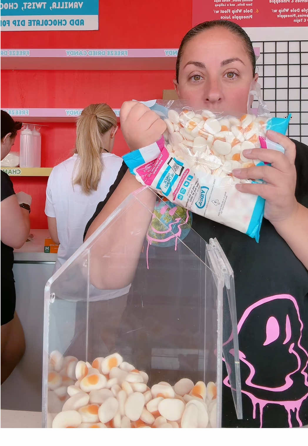 Have you ever tried Vidal gummy eggs?! They are soft, consistency similar to a marshmallow but more dense and they’re amazing. Creamy but a hint of tart! Who’s trying some?! #vidalcandy #candymeup #vidalgummies #restock #asmr #fyp #gummyeggs #bulkcandy #candybuffet #spaincandy 