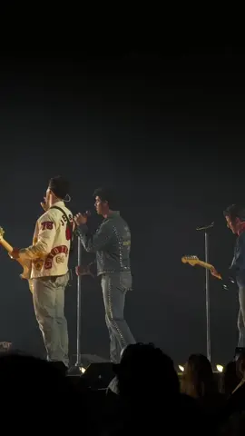 LOVEBUG AS THE OPENER IM CRYING #jonasbrothers #jonascon #jonasbrotherstour #jonasbrothersmetlife 