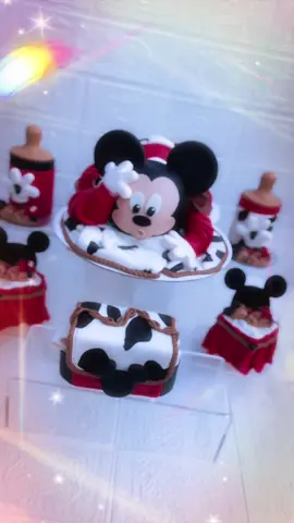•Sample Treats I created for a Hands on Class yesterday    .“Country Cowboy” Mickey Mouse inspired Baby Shower themed treats -Double stacked apple “Cowboy Baby Mickey” -Oreo Bottles -Oreo Mickey Bassinets -Rice Krispy Baby Bag  . . . .               #QueenOfTreats #AliceinWonderland #LuxuryTreats #CustomTreats #ChocolateLovers                        