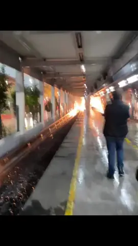 Incendio en Interestación de Línea 2 del @MetroCDMX provocado por una Explosión🔥💥  De plano qué a los Directivos del Metro de Ciudad de México 🇲🇽 al mando de @Adrian Rubalcava y @Clara Brugada NO LES INTERESA EL BIENESTAR DE LOS USUARIOS❌ El Mantenimiento al #MetroCDMX es NULO, y estas son las Consecuencias‼️🫵🏼 #metro #cdmx #México #visitmexico #cdmxlife #MovilidadCDMX 