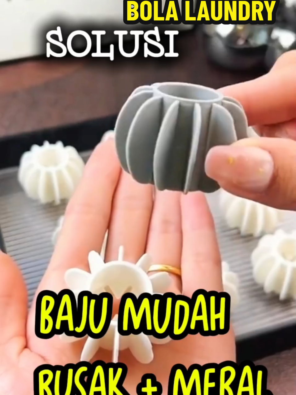 Bola Laundry silikon anti kusut & kotor, bisa dipakai berulang, bantu cucian lebih bersih tanpa merusak kain! Hemat sabun & cocok untuk mesin cuci harian. #bolalaundry #LaundryHack #BolaCuciAjaib #PeralatanRumah #ViralTikTok