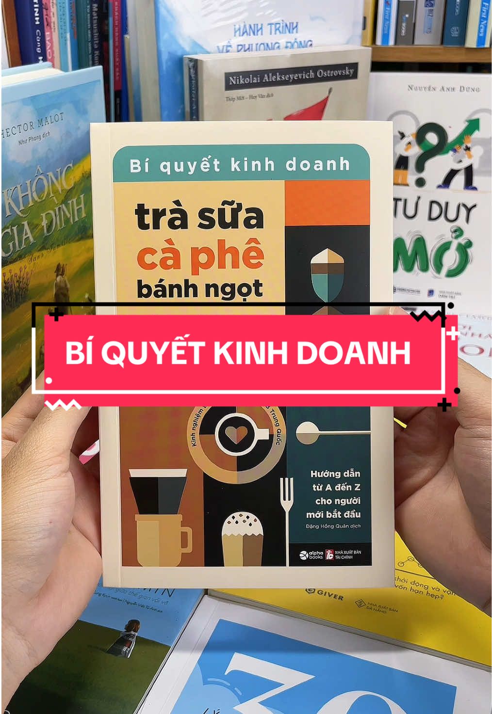 Bí Quyết Kinh Doanh Trà Sữa – Cà Phê – Bánh Ngọt: Đừng Mở Quán Khi Chưa Đọc Cuốn Này! Hơn 80% quán trà sữa – cà phê – bánh ngọt đóng cửa chỉ sau 6 tháng. Lý do? Chủ quán thiếu chiến lược, làm theo cảm tính, không hiểu khách hàng và “chết” vì chi phí đội lên từng ngày. Cuốn sách này giúp bạn né sạch những cái bẫy kinh doanh: 	•	Bẫy mặt bằng đẹp nhưng lỗ vốn. 	•	Bẫy menu tràn lan nhưng khách vẫn bỏ đi. 	•	Bẫy marketing tốn tiền mà không hiệu quả. Không chỉ cảnh báo, sách còn trao cho bạn: 	•	Công thức menu hút khách, đồ uống – bánh ngọt khiến khách quay lại thường xuyên. 	•	Chiến lược marketing ít vốn, hiệu quả ngay từ tuần đầu. 	•	Bí quyết quản lý chi phí, nhân sự, và giữ chân khách hàng. Nếu bạn đang muốn mở quán mà không muốn “đốt tiền học phí” bằng thất bại, đây chính là cuốn sách cứu bạn hàng chục, thậm chí hàng trăm triệu đồng. Mua ngay “Bí Quyết Kinh Doanh Trà Sữa – Cà Phê – Bánh Ngọt” – vì mỗi ngày trì hoãn, bạn đang bỏ lỡ hàng trăm khách hàng tiềm năng.#tiemsachbinhyen #sach #sachhay #BookTok #reading #biquyetkinhdoanhtrasuacaphebanhngot 