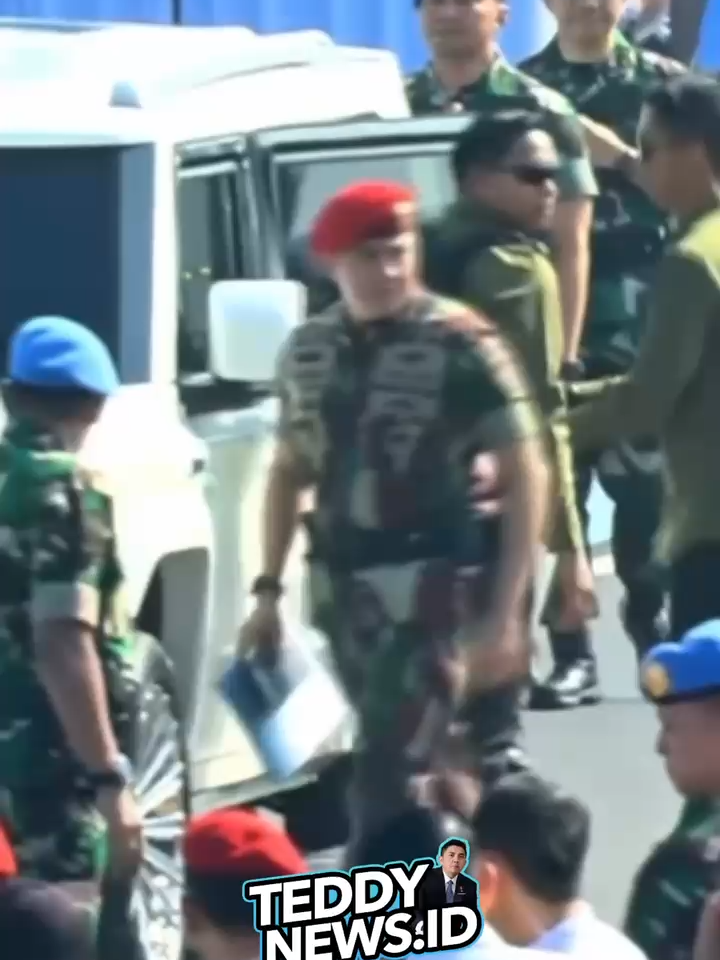 Setelah Sekian Lama, Seskab Teddy Tampil Gagah dengan Seragam Militer dan Baret Merahnya #fyp #teddy #seskab #teddyindrawijaya