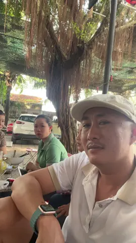 Kệ lụm con nhỏ áo xanh luôn! 🤣🤣🤣🤣
