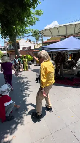 Así se vive una tarde en Ajijic, Jalisco. Este pueblo a orillas del Lago de Chapala cuenta con poco más de 11 500 habitantes, de los cuales alrededor del 40 % son extranjeros, en su mayoría estadounidenses y canadienses retirados. Una comunidad multicultural que convive en uno de los destinos más atractivos para el retiro en México.