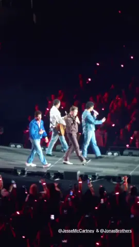 Jonas brothers surprise guest @Jesse McCartney #jonasbrothers 