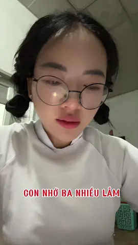 Con muốn nằm xuống, nhắm mắt và buông hết mọi thứ ba à. Con thấy chênh vênh, cô đơn lắm... Càng lớn, con càng nhận ra đâu có nơi nào cho con được bình an bằng trong vòng tay của ba...
