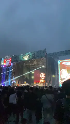 first time nonton band favorit di karenakan performnya selalu jauh terusss 😭💖 fcf tahun kemarin ga keburu nonton karena telat dtggg, luvvv bgtttt kalo ga lagi hamil mau paling depannnn ❤️‍🔥🤏🏻 @THREESIXTY BAND @Bandung Belongs To Us #threesixtyskatepunk #bandungbelongstous #flowercityfest2025 
