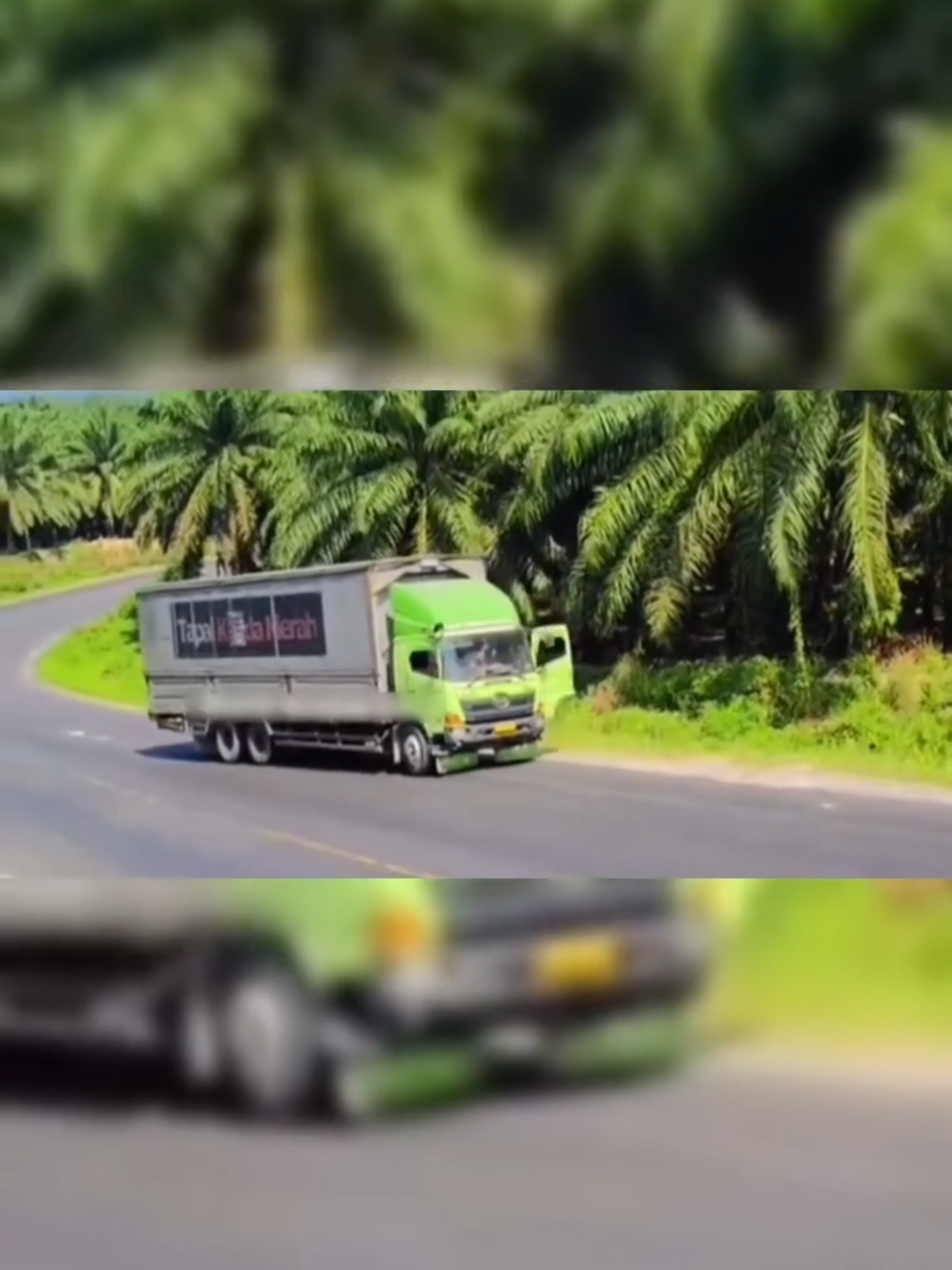 Perjuangan Seorang Ayah Mengendalikan Truk yang Gagal Nanjak Truk yang dikemudikan oleh seorang ayah ini tak kuat menanjak. Di tengah suara mesin yang menderu dan kepanikan yang tak terelakkan, ia berjuang keras mengendalikan kemudi agar truk tidak terguling. Sebagai pengemudi, tanggung jawab kita tidak hanya diukur dari kemampuan mengendalikan kendaraan. Lebih dari itu, tanggung jawab kita adalah memastikan bahwa kendaraan yang kita bawa, terutama di jalanan yang menantang, harus benar-benar siap. Via: Orang Hampir T*was