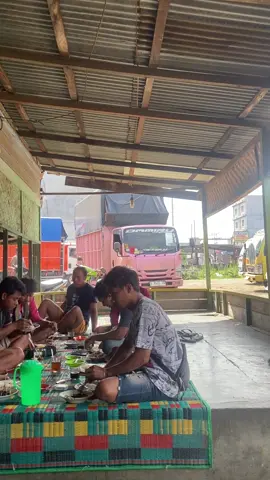 Sarapan sek bolo montore ra ketok ketutupan montore om lutpi😴✌️☕️😂#Fyp #krodong_mania_indonesia #sumatra #sopirtruck 