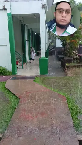 Mereka begitu bahagia menyambut guru MTK