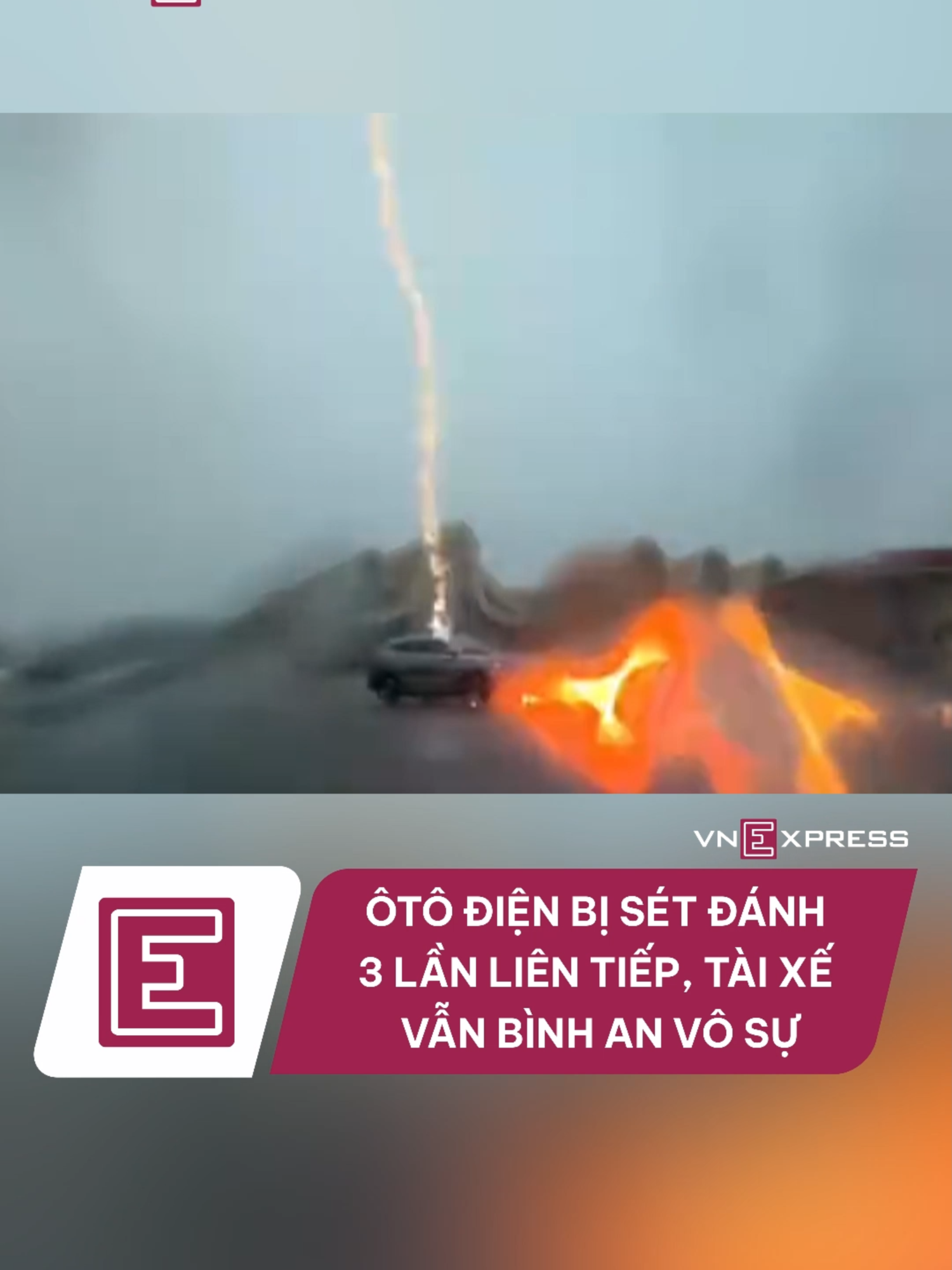 Trời mưa lớn, ôtô đang chạy khá chậm thì đột nhiên bị một tia sét đánh trúng, ngay sau đó là hai tia liên tiếp. #vnexpress #tiktoknews #vne
