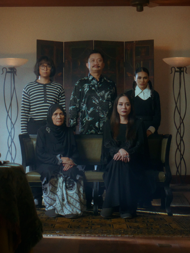 Kenali Adams Family, bukan Addams ye! Keluarga yang sangat ganjil dan menyeramkan. Korang kena berani, sebab diorang boleh hidu ketakutan 👀 Korang dah boleh layan #Wednesday2 (Bahagian I) sekarang, hanya di Netflix. #Wednesday #WednesdayNetflix @mayakarin4 @morosechildofficial @spookybento #SembangEntertainment #DramaTikTok #NewReleases #TV #TVTok #WhatToWatch #TVRecommendations #NetflixMY #FlixReview