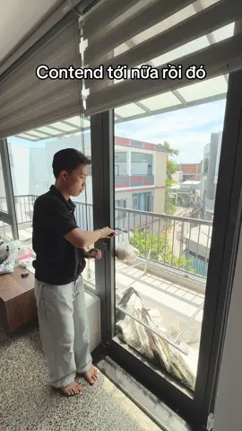 Treo kiểu đó rồi lấy kiểu sao