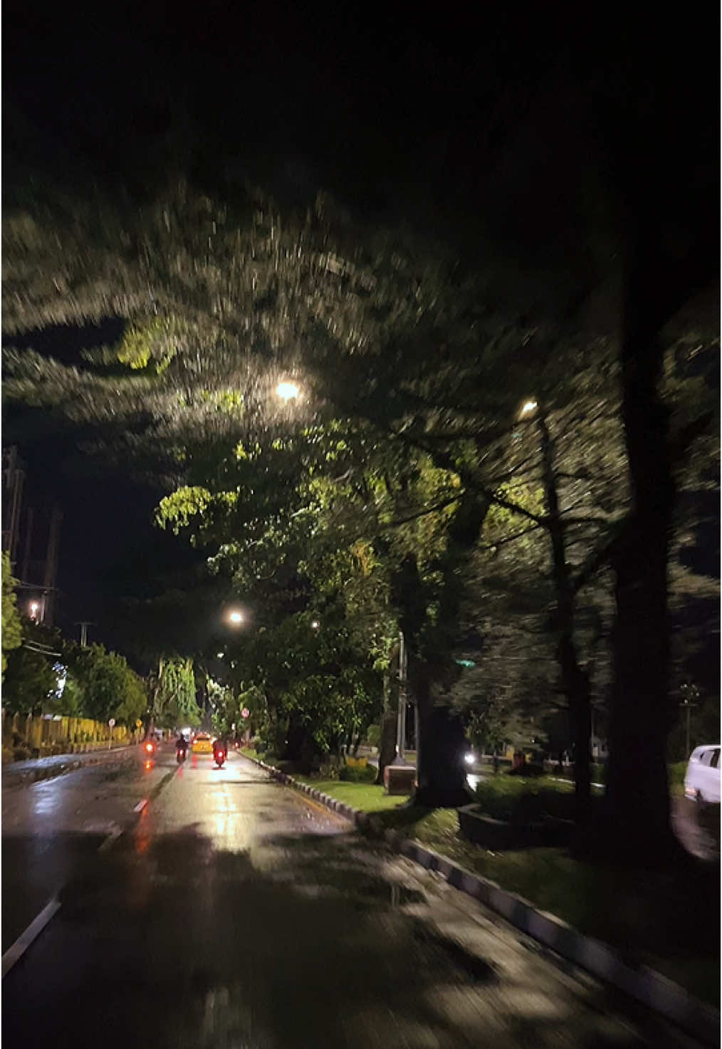 Padang setelah hujan indah ya kayak kamu🥲🥹.. Apa kenangan kalian di jalan ini?#fyp #padang #unp #fypage #malam #fyppppppppppppppppppppppp 