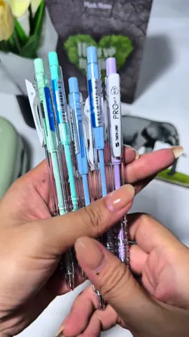 Bút bi Thiên Long Pro 027– Viết êm như ru, mực ra đều như bảng lương mơ ước 💰. Dùng học, dùng ký hợp đồng hay viết đơn xin nghỉ phép đều “đỉnh”. Giá hạt dẻ, mua 1 cây sợ… nghiện mua thêm! #butbithienlongpro027 #butbithienlong #butmuc #vietthienlongpro027 #vietmucxanh 
