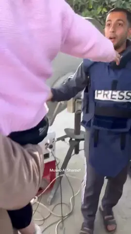 #مشهد للقاء الصحفي الشهيد أنس الشريف بطفلته شام بعد غياب طويل كان سببه التغطية الصحفية