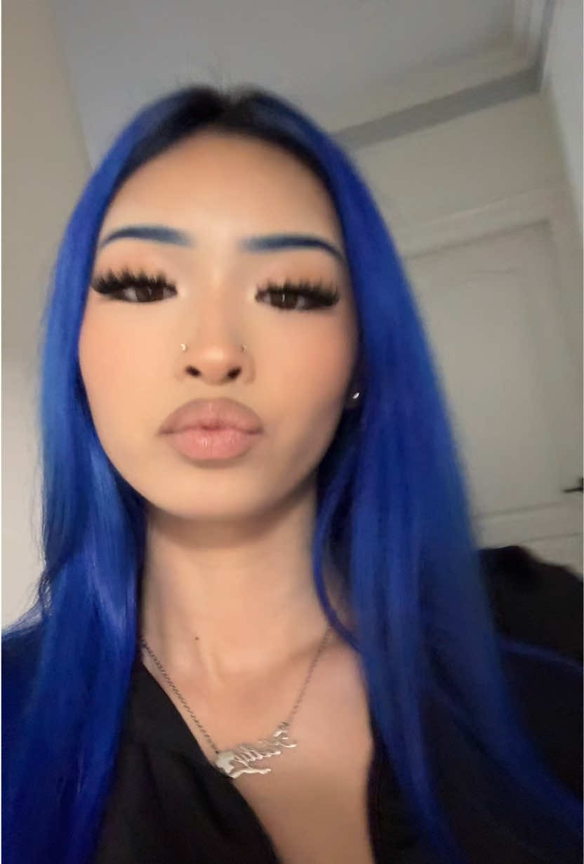 The blue headed girl in jbs wallet 