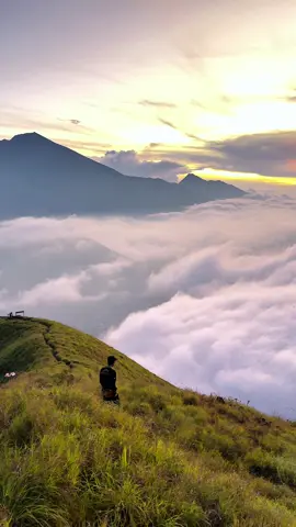 sunset dan lautan awan gunung anak dara 10 agustus🥹🌅☁️ #sunsetdigunung #lautanawan  #gununganakdara #pendaki  