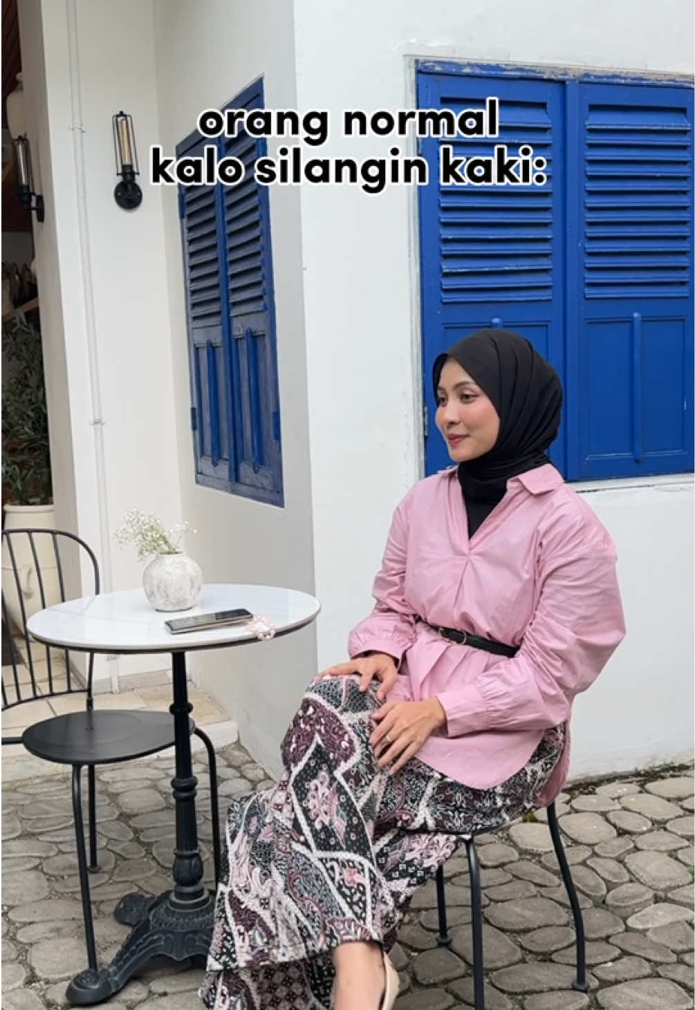 Cara duduk silangin kaki yang benar❎ Cara duduk silangin kaki yang enak✅ Kamu tipe yang mana ? #pov #caraduduk #related #batikmodern #promoguncang88 