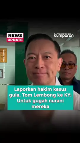 Mantan Menteri Perdagangan Tom Lembong mendatangi Komisi Yudisial (KY) di Jakarta pada Senin (11/8) untuk audiensi terkait laporannya terhadap majelis hakim Pengadilan Negeri Jakarta Pusat dalam perkara dugaan korupsi importasi gula. Majelis hakim yang terdiri dari Ketua Dennie Arsan Fatrika, serta anggota Purwanto S. Abdullah dan Alfis Setyawan, sebelumnya menjatuhkan vonis 4,5 tahun penjara kepada Tom. Namun, ia akhirnya bebas setelah mendapatkan abolisi dari Presiden Prabowo Subianto. Tom datang didampingi tim kuasa hukumnya, termasuk Ari Yusuf Amir dan Zaid Mushafi. Ia menegaskan kehadirannya di KY sebagai bentuk komitmen untuk membenahi hukum di Indonesia, memanfaatkan momentum abolisi yang ia terima. Menurutnya, abolisi ini merupakan peluang yang tepat untuk mendorong perbaikan sistem hukum dan menggugah nurani para pejabat KY demi kebaikan bersama. Tom tiba di gedung KY pada pukul 09.52 WIB mengenakan kemeja putih dan celana hitam, sambil menjinjing tas. Ia langsung menuju lantai atas bersama tim kuasa hukumnya untuk pertemuan yang hingga berita ini dibuat masih berlangsung. Pihak PN Jakpus maupun para hakim yang dilaporkan belum memberikan komentar terkait laporan ini. 📸: Dok. Kumparan/Abid Raihan. Follow WhatsApp Channel kumparan untuk dapat Informasi terpercaya dikirim langsung ke WhatsApp kamu. Ketik kum.pr/WAchannel di browser kamu sekarang, agar bisa share informasi tanpa ragu. #newsupdate #update #news #vidol #tomlembong #komisiyudisial #korupsigula #PNJakpus #abolisi #infoterkini #beritaterkini #bicarafaktalewatberita #kumparan