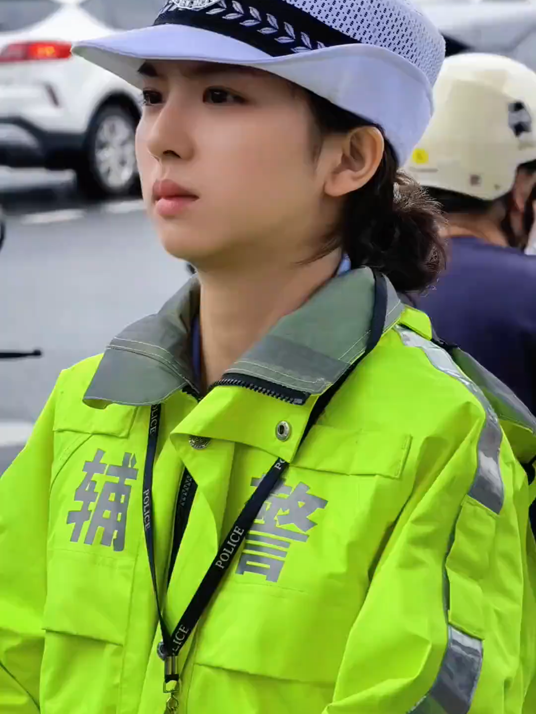 电动车摔倒了 华倩警官飞奔过去帮助 #华倩🇨🇳 #杭州🇨🇳