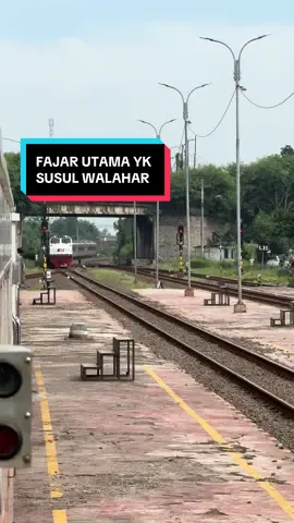 Mau arah Barat ataupun Timur, kereta ini sama sama disusul sama anak emas😆😆 ada yang tau kereta apa ini? #kereta #keretaapi #keretaapikita #keretaapiindonesia #kaiindonesia #kaiuntukindonesia #fajarutamayk 