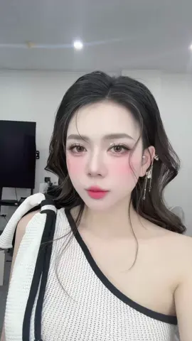 Kệ mình nhắm mắt yêu luônnn #MusicOnStage #trending 