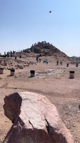 “Bukit Uhud ialah salah satu daripada bukit yang terdapat di syurga” -HR Bukhari  #jabaluhud #bukituhud #sirahnabawiyah #mekkah #madinah 