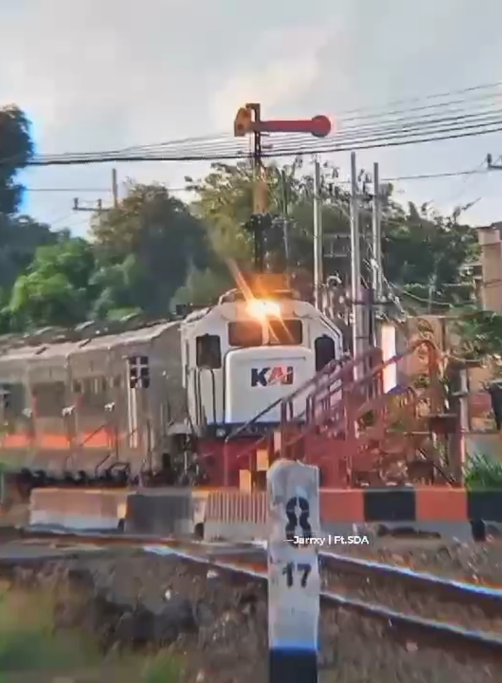 kangen SDA 😭💦💦💦. IB : @Dennn  - - - #keretaapiindonesia #keretaapiindonesiapersero🇮🇩 #fyppppppppppppppppppppppp #sidoarjo #apexel #cinematic #srdd🛐 #kai121🚂🚂🚂 