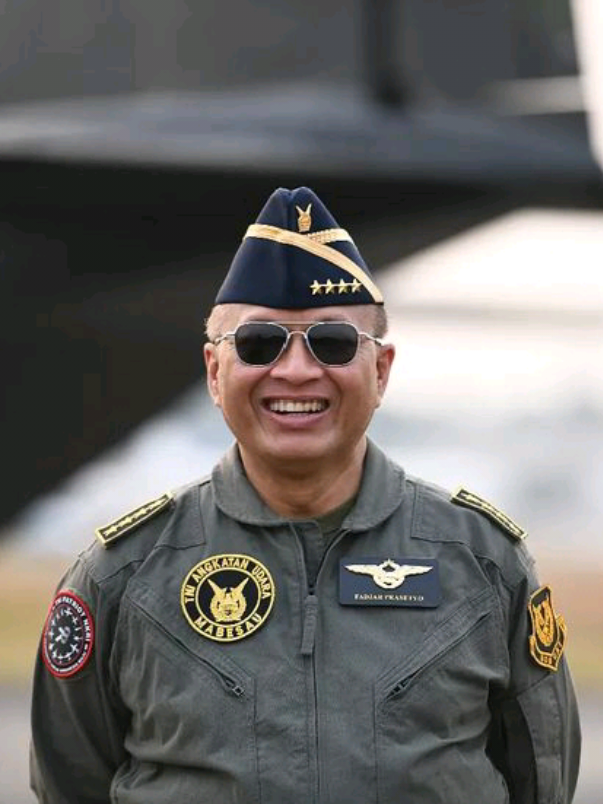 Fadjar Prasetyo adalah seorang Purnawirawan TNI-AU yang pernah menjabat sebagai Kepala Staf TNI Angkatan Udara sejak 20 Mei 2020 hingga 5 April 2024. Dan saat ini menjabat sebagai Komisaris Utama PT Garuda Indonesia. Fadjar, merupakan lulusan Akademi Angkatan Udara tahun 1988. #fadjarprasetyo  #marsekaltnifadjarprasetyo  #kasau  #tniau  #tni  #kasau  #fyp 