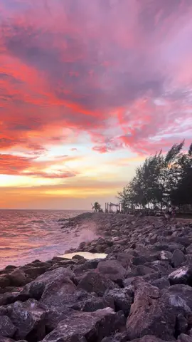 🌊 #หาดคุ้งวิมานจันทบุรี #จันทบุรี #ท้องฟ้า #พระอาทิตย์ตก 