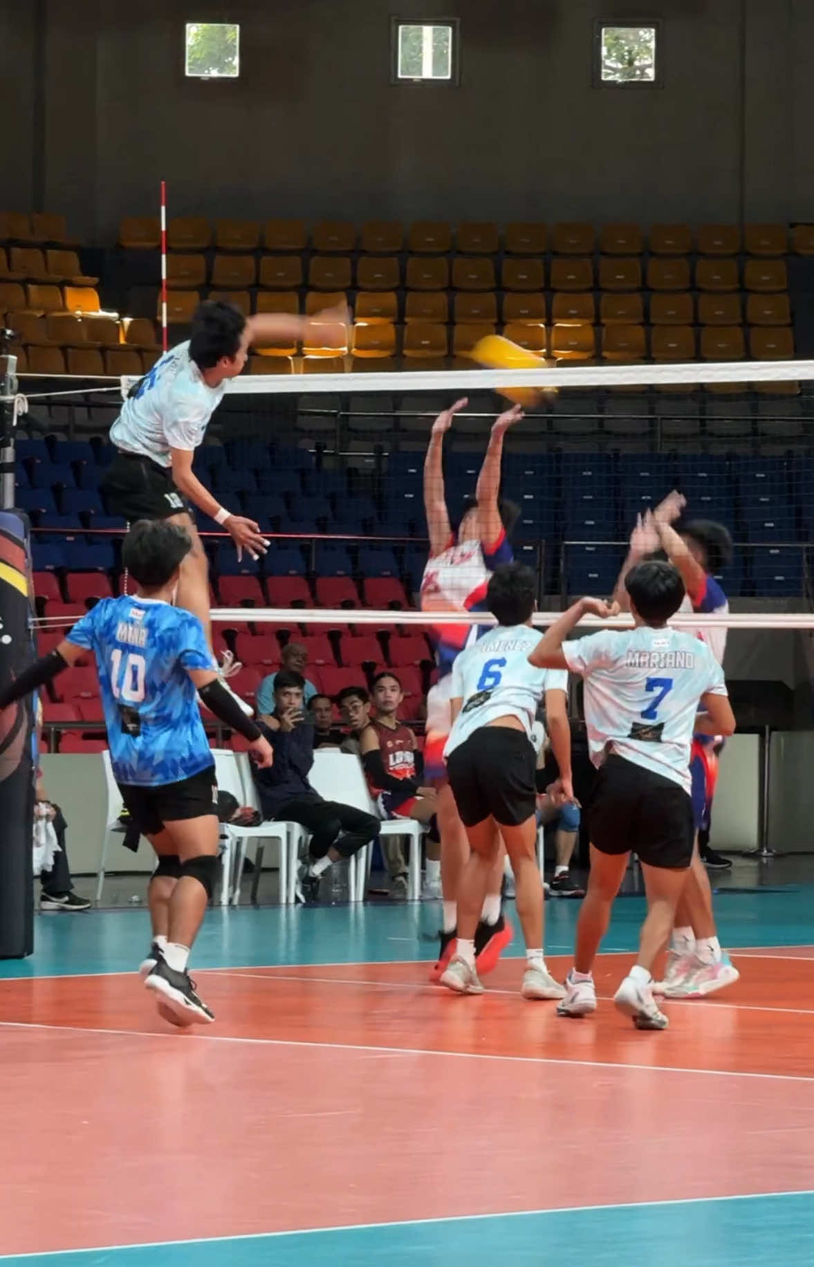 Nice set from Mariano. No blockers for Fernandez  #fyp #foryou #foryoupage #viral #volleyball #mensvolleyball #pnvfu21 #umingan #creatorsearchinsights @me_is_mykkkii 
