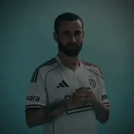 Gözleri kısılıyor gözleri... . #kesfett  . #besiktas  . #kesfetedüs  . #rafasilva  . #27  .