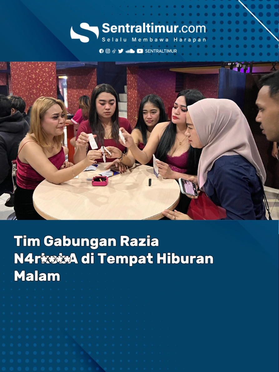 Tim gabungan menggelar razia narkoba di tempat hiburan malam di Kota Ambon, Maluku. Operasi pemberantasan narkoba melibatkan anggota Ditresnarkoba Polda Maluku, Polisi Militer Kodam XV Pattimura, BNN Maluku dan petugas Bea Cukai. Razia dihelat sejak Sabtu malam hingga Minggu dini hari (10/8/2025). Dalam operasi itu, tim pertama dipimpin Dirnarkoba Polda Maluku Kombes Pol. Heri Budianto menyasar tempat hiburan malam karaoke Golden Dragon. Sedangkan tim kedua dipimpin Kabid Penindakan BNN Maluku melakukan razia di karaoke Rajawali. “Razia narkoba gabungan ini dalam rangka operasi Antik Salawaku 2025,” kata Kabid Humas Polda Maluku, Kombes Pol. Rosita Umasugi kepada wartawan. Operasi tersebut untuk memberantas peredaran gelap di wilayah Maluku khususnya Kota Ambon. “Operasi Antik bertujuan untuk memberantas peredaran gelap narkotika di wilayah Maluku,” tegas Rosita. Operasi kepolisian secara terpusat ini juga bertujuan untuk menyelamatkan generasi muda penerus bangsa dari peredaran barang berbahaya tersebut. “Operasi ini juga dilakukan agar orang yang ingin berbuat kejahatan bisa berfikir kembali dan mungkin bisa sadar akan bahaya narkoba kepada masyarakat khususnya kepada generasi muda kita,” jelasnya. Baca Selengkapnya : www.sentraltimur.com #maluku #tiktokberita #tiktokberitaterkini #bnn #badannarkotikanasional  #bnnmaluku #poldamaluku #beacukai #karaoke #hiburanmalam #diskotik #ambontiktok #razia 