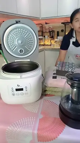 Dengan HAN RIVER Rice Cooker, masak nasi jadi mudah! Anti basi hingga 24 jam, cocok buat kamu yang sering bepergian.