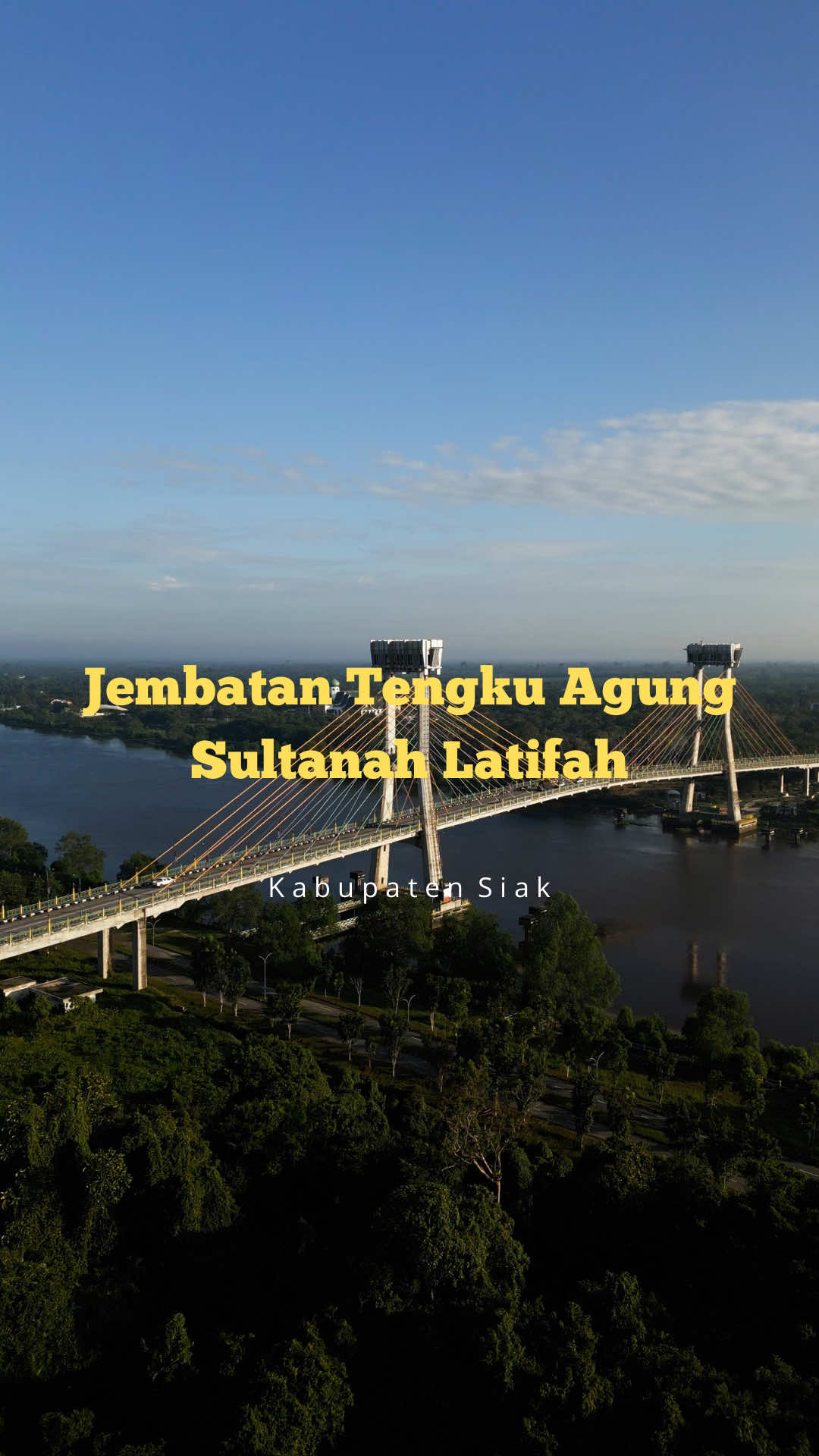 Kalo drone crash disini, kayaknya udahan deh, dalem banget gila. . . #siak #siaksriindrapura #aerial #jembatansiak #videography #cinematography 