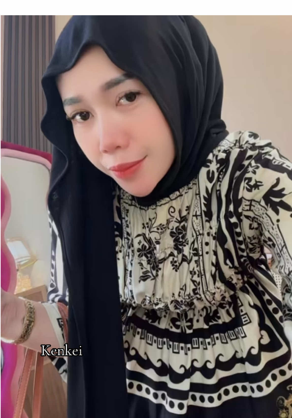 Saffi hitam 🖤🖤🖤🖤 #oneset #onesetmurah #onesetkekinian #ootdhijab 