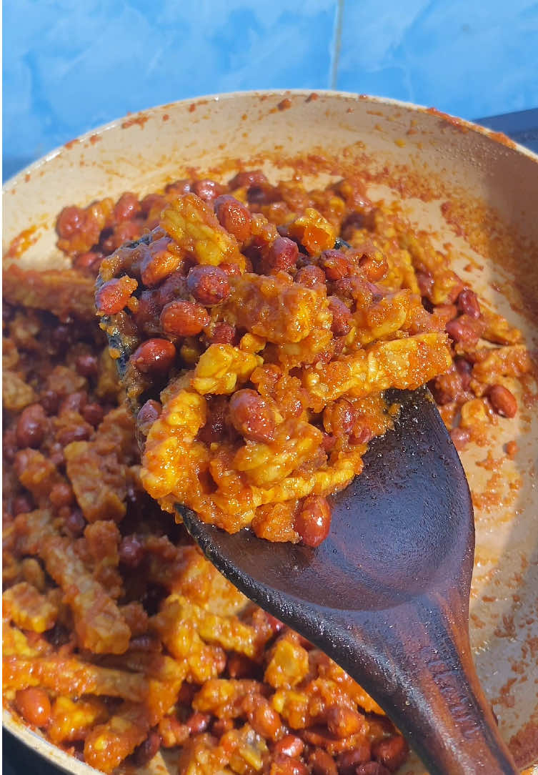 Resep Kering Tempe✨🫶🏻  anak kos wajib recook nih! Bahan 1 : - 300 gr tempe - 100 gr kacang goreng Bahan 2 : (haluskan) - 1 buah tomat - 8 buah bawang merah Bahan 3 : (campur rata) - 1 sachet Desaku Bumbu Balado - 150 ml air Bahan 4 : - 5 sdm minyak goreng - 1/2 sdt garam - 4 sdm gula #resepsimple #masakanrumahan #keringtempe_satset #resepsatset_rudy 