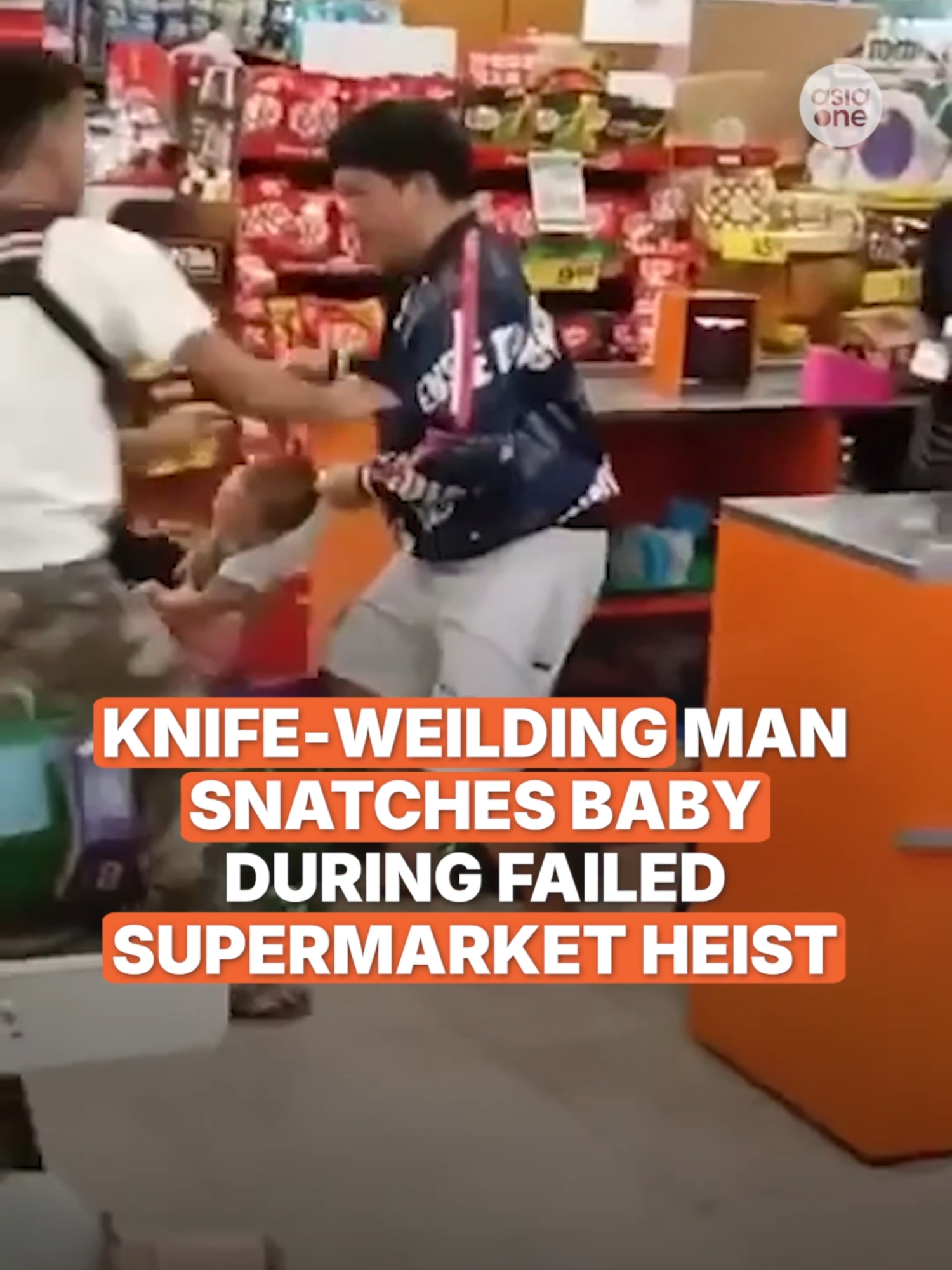 A man who was detained by supermarket staff in Penang for attempted theft broke free and tried to snatch an 11-month-old infant. The incident happened on Saturday (Aug 9). #MalaysiaNews #Malaysia #Penang #Crime #Supermarket