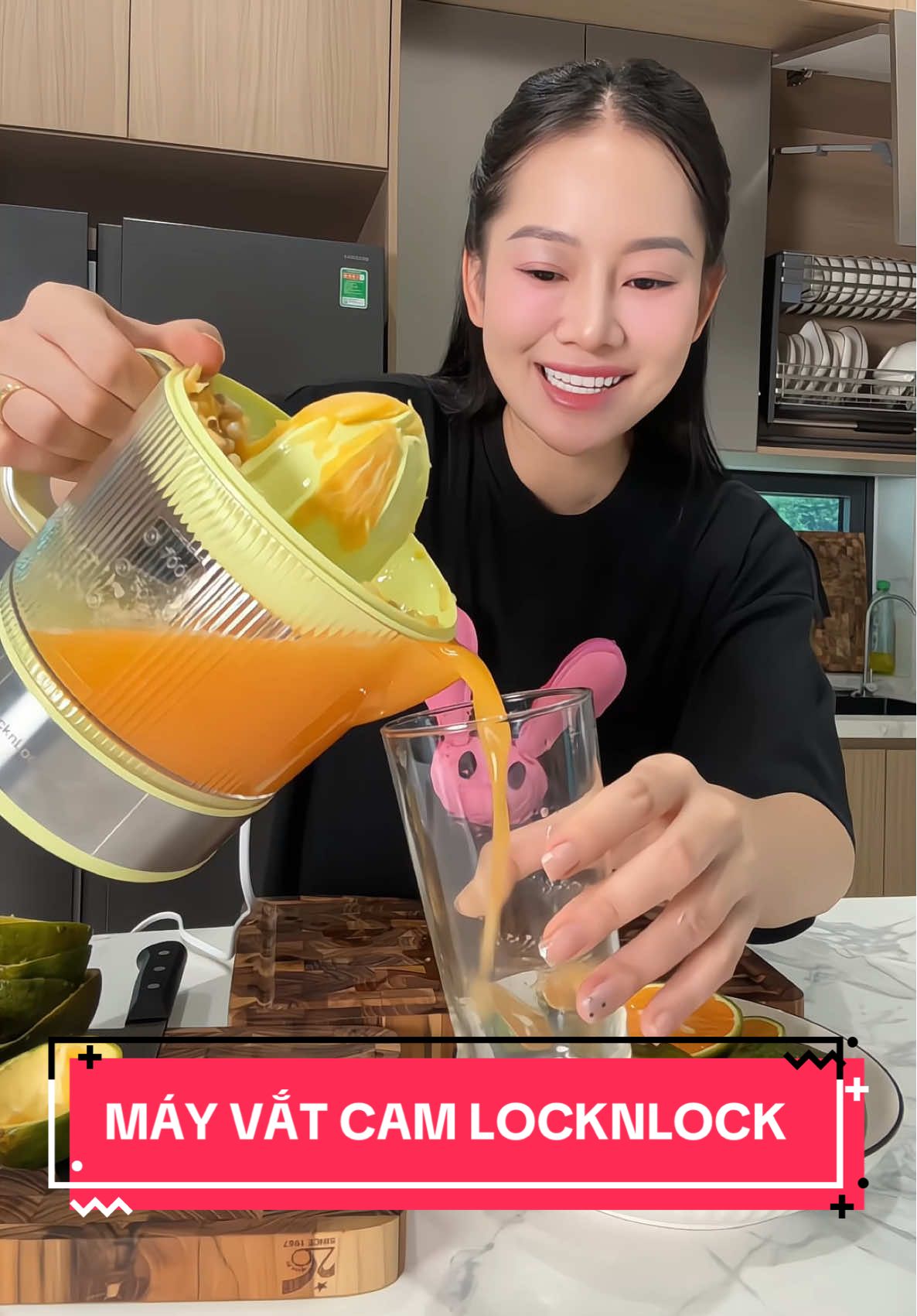 Nắng nóng thế này uống cốc nước cam thêm đá mát nữa thì tuyệt vời phải không các bác