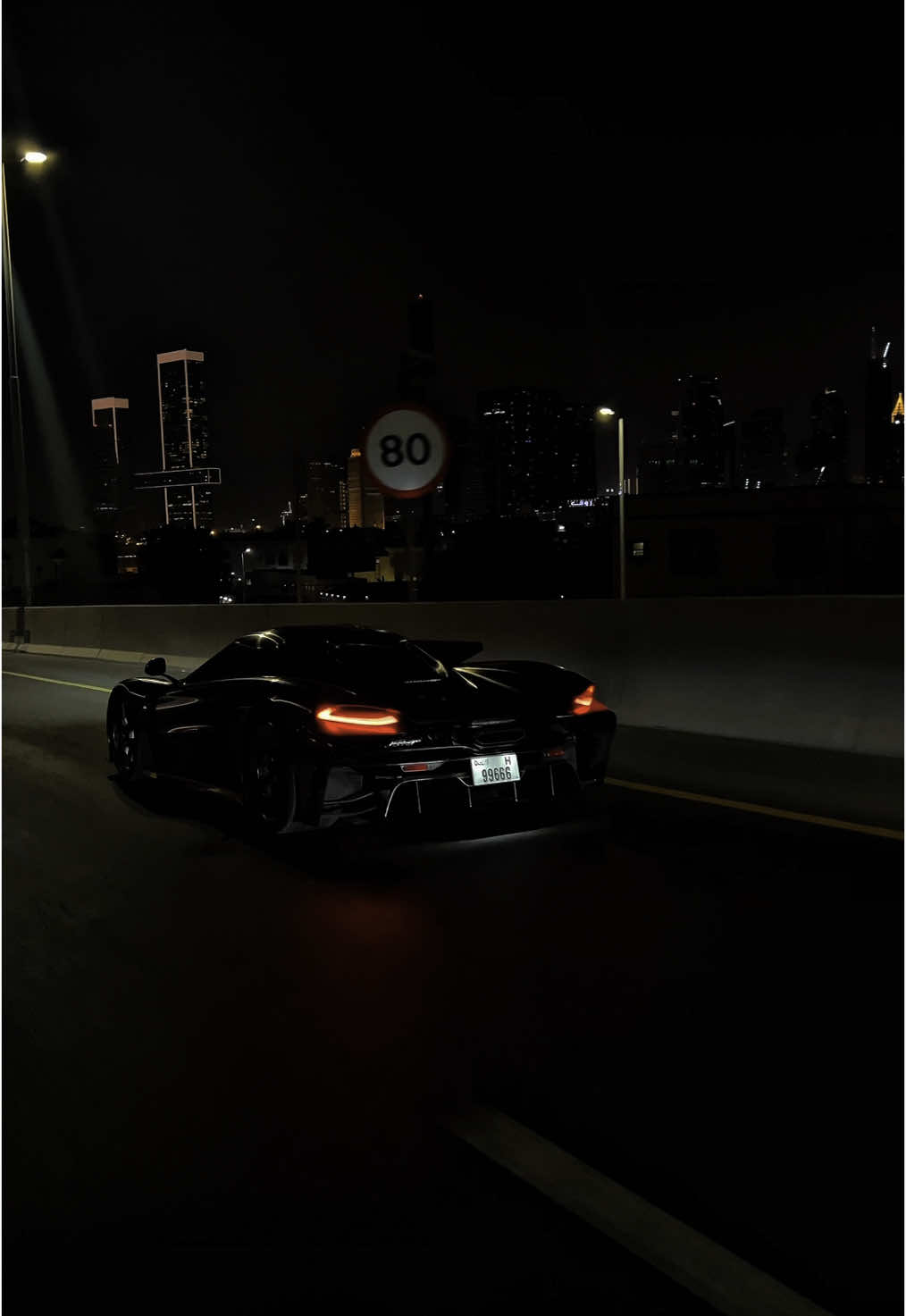 Full Carbon Beast #koenigsegg #koenigseggjeskoabsolut #jeskoabsolut #hypercar #viral #fast #dubaicars #carspotting #rare #blowup #fyp #ghost #rollers @sx.spots @rba.cars 