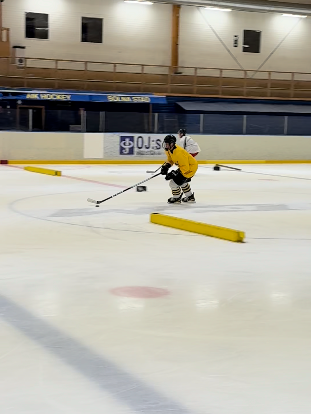 Hockey Lab arrangerar hockeyträningar, camper och turneringar. Spelar du på hög nivå? Anmäl ditt intresse för våra exklusiva pass. Fyll i dina kontaktuppgifter via länken så kontaktar vi dig när nästa tillfälle öppnar. [Länk] https://forms.gle/bZ9piSh6TPBJjNPN7 #ishockeyskill #hockeyromance #hockeypracticedrills #hockeyplayer #icehockey #juniorhockey #hockeytiktoks