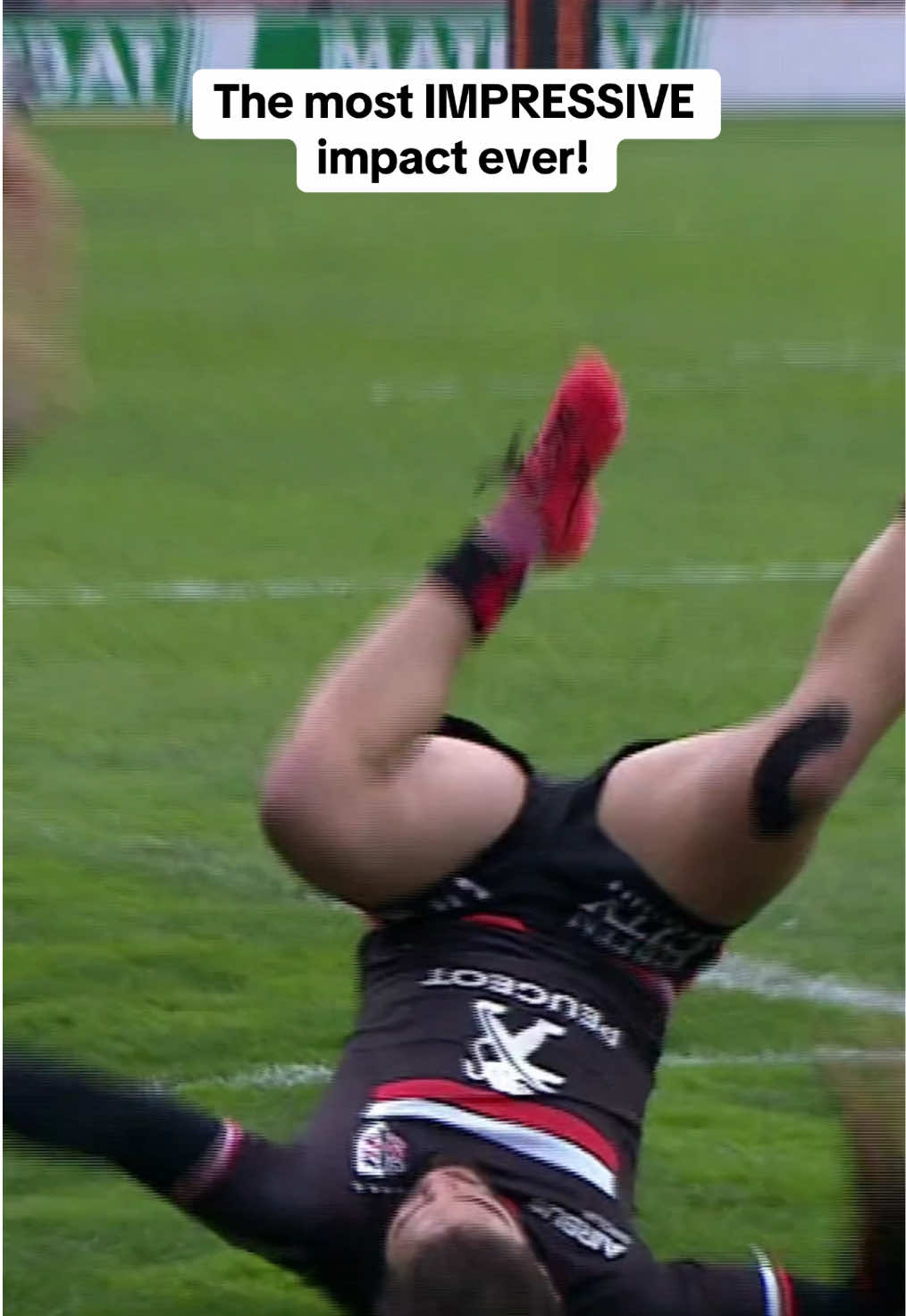 It’s not a good sign if after a tackle your boots are above your head 🫠 #rugby #top14 #levanibotia #larochelle 