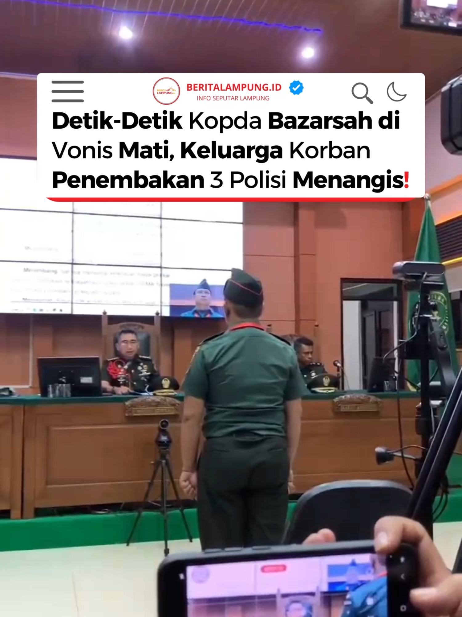 ⏩(Lampung) - Sidang pembacaan putusan terhadap Kopda Bazarsah di Pengadilan Militer I-04 Palembang berlangsung tegang, Senin (11/8/2025). . . Terdakwa kasus penembakan tiga anggota Polsek Negara Batin, Way Kanan, Lampung, itu dijatuhi hukuman mati. . . Vonis dibacakan majelis hakim setelah menilai Bazarsah terbukti menembak Kapolsek Iptu Lusiyanto, Bripka Petrus Apriyanto, dan Bribda M. Ghalib Surya Ganta pada 16 Maret 2025 di arena judi sabung ayam. . . Begitu vonis diumumkan, suasana ruang sidang pecah oleh tangis keluarga korban. . . Mereka berpelukan, sebagian menutup wajah tak kuasa menahan air mata. . . Kasus ini menjadi sorotan luas karena melibatkan anggota TNI aktif dan menewaskan tiga polisi sekaligus. Putusan ini juga disertai pemecatan Bazarsah dari dinas militer TNI. . . Ikuti update terus via www.beritalampung.id . . #BeritaLampungid #TrendingLampung #Lampungid