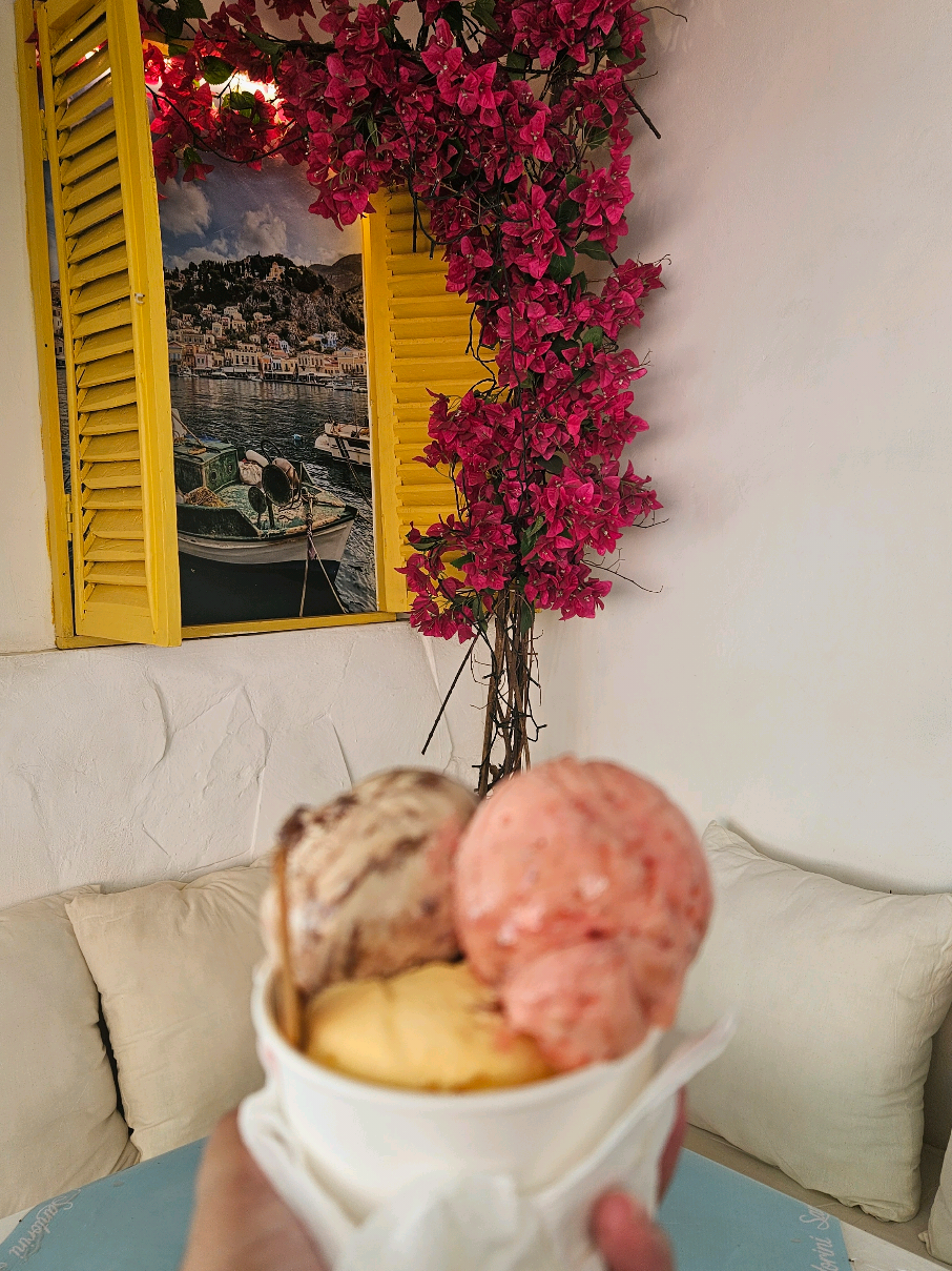 a little sunshine in every scoop 🍦☀️💕 #traveldiaries #mypage #jalanjalan #fyp #icecream #bahagiaitusederhana #sunny 